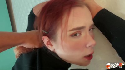 انسان په خوله او بلی کې ښکل شوی اطاعت کونکي سرې سرې skimpy او cum on tits